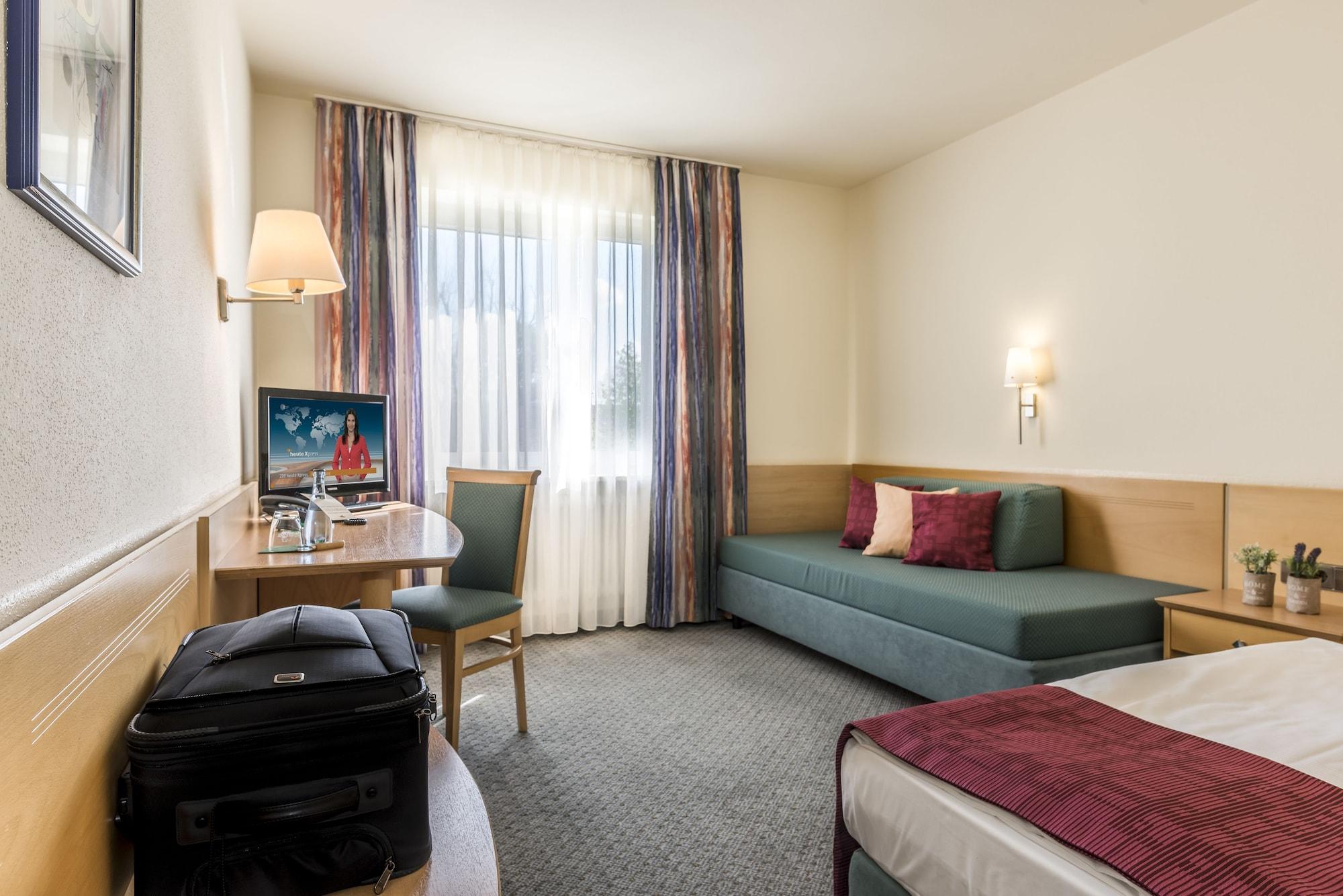 Hotel Am Moosfeld Munich Exterior photo Room of a hotel