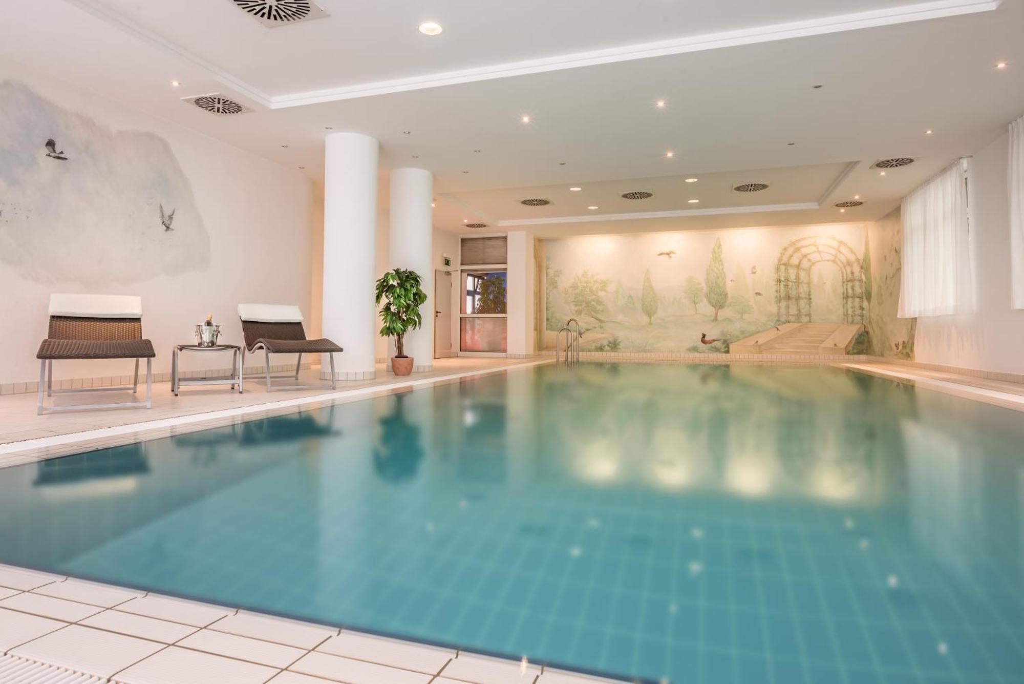 Hotel Am Moosfeld Munich Exterior photo Swimming pool