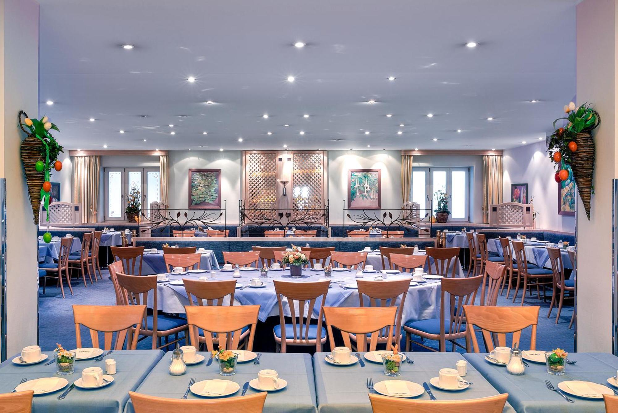 Hotel Am Moosfeld Munich Exterior photo Restaurant