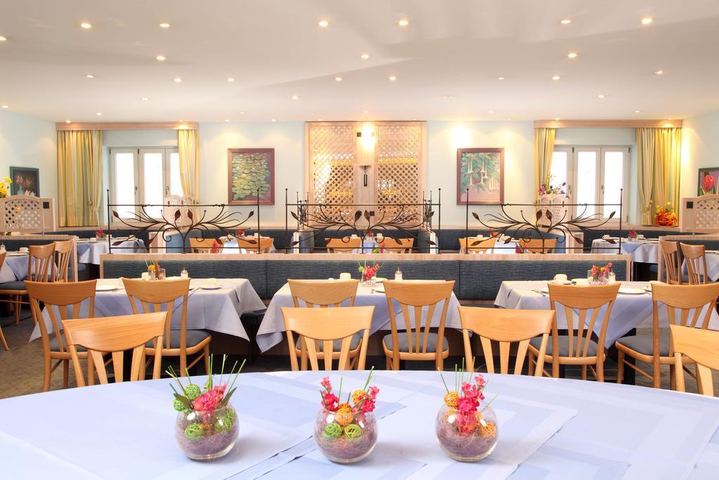 Hotel Am Moosfeld Munich Exterior photo Restaurant