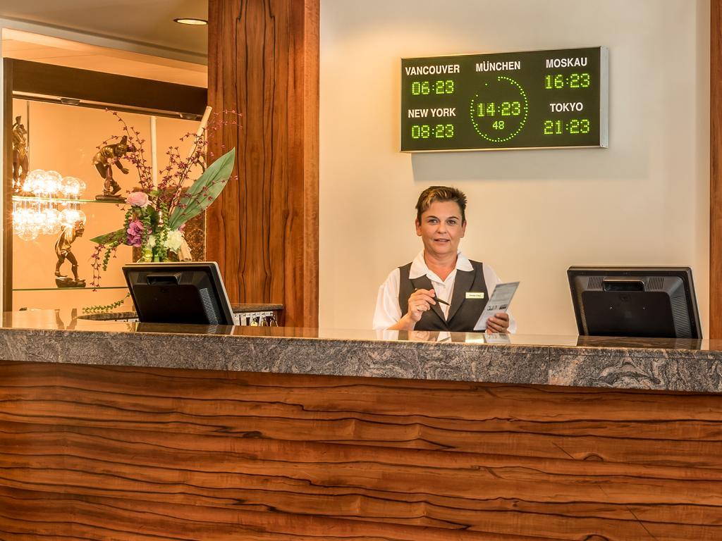 Hotel Am Moosfeld Munich Exterior photo Reception desk